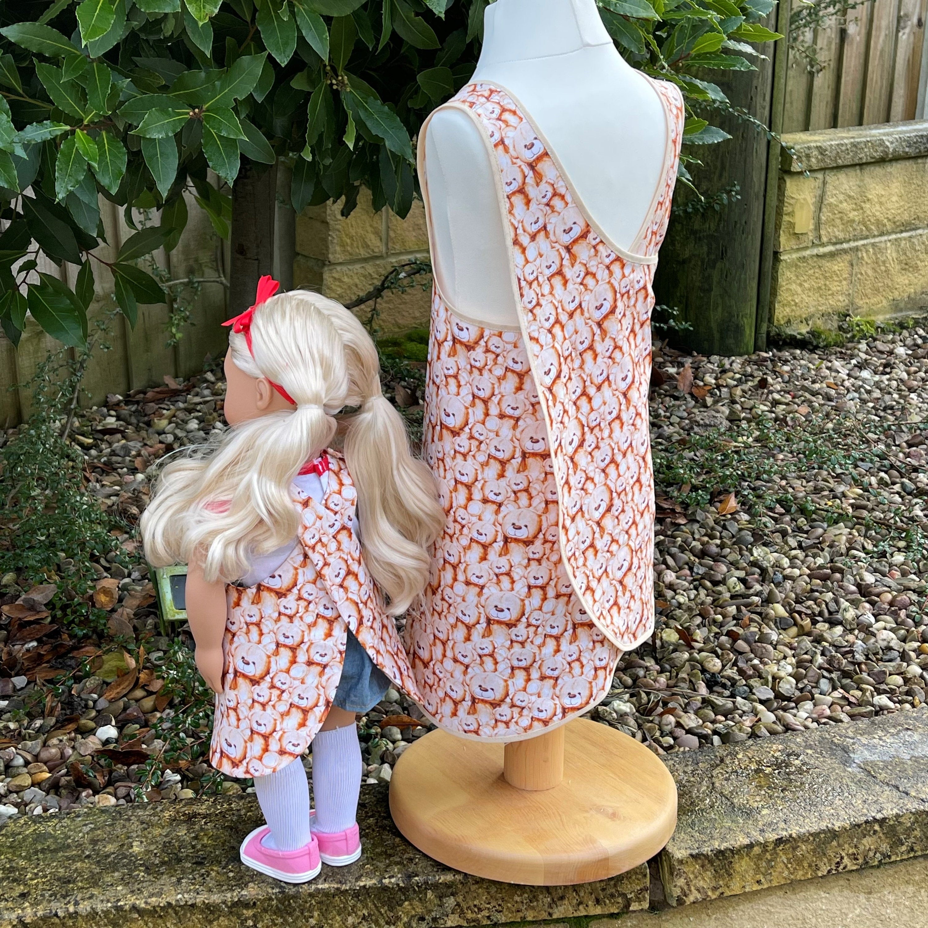 Mummy, Dolly & Me Cross Back Japanese Style Apron PDF Pattern. Kiddies 20"-33" chest. Adult Size UK 10-20 and to fit 18", 15" and 10" dolls. Digital Download